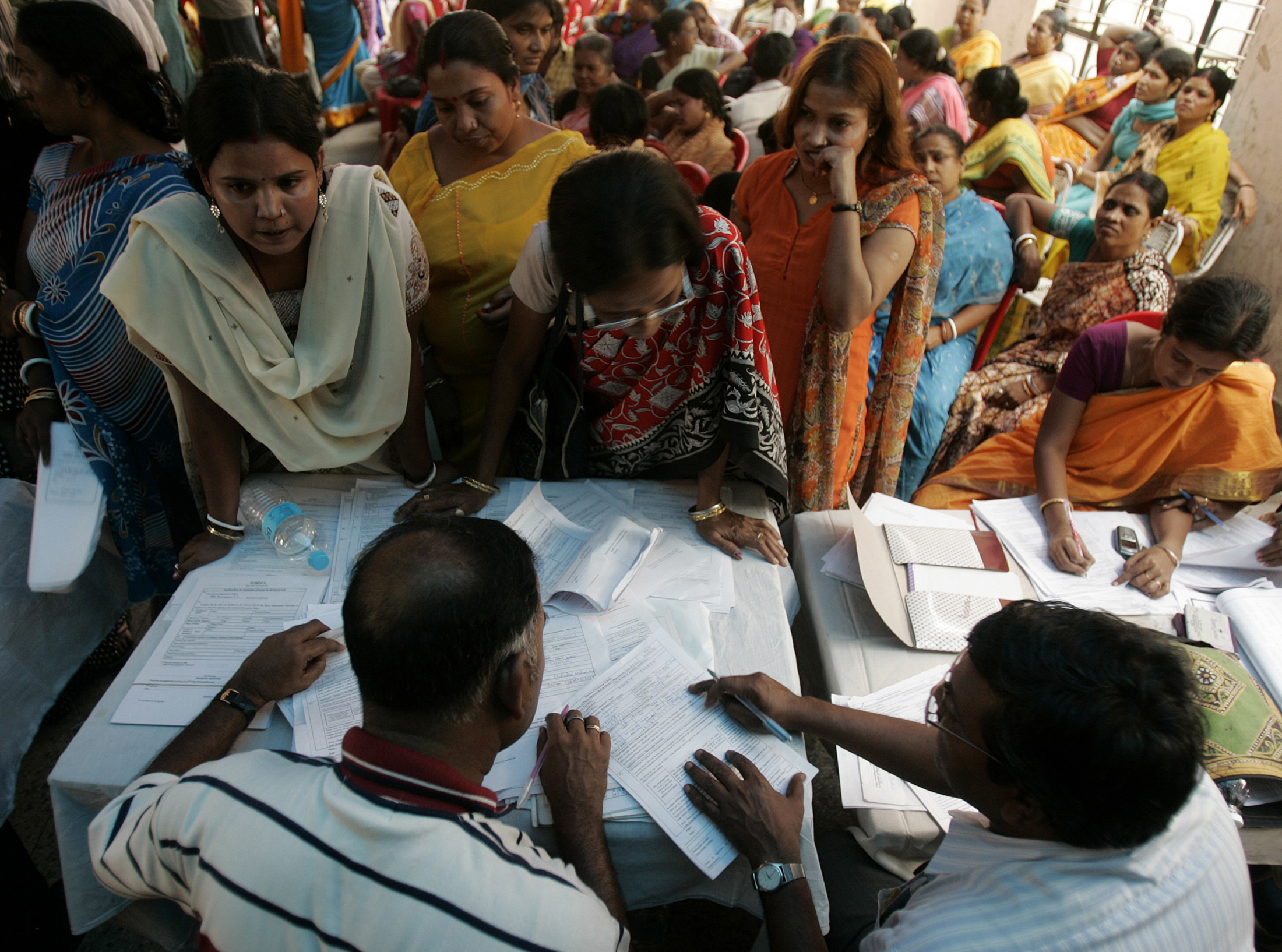 Sexarbeiterinnen reichen ihre Formulare während eines Camps zur Wählerregistrierung in Sonagachi ein, dem größten Rotlichtbezirk Kolkatas am 21. November 2008. Photo: Parth Sanyal / REUTERS / picturedesk.com