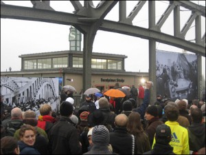 Reflections on the Peaceful Revolutions in Eastern Europe: How Berlin and Prague Celebrated the 20 th Anniversary of 1989