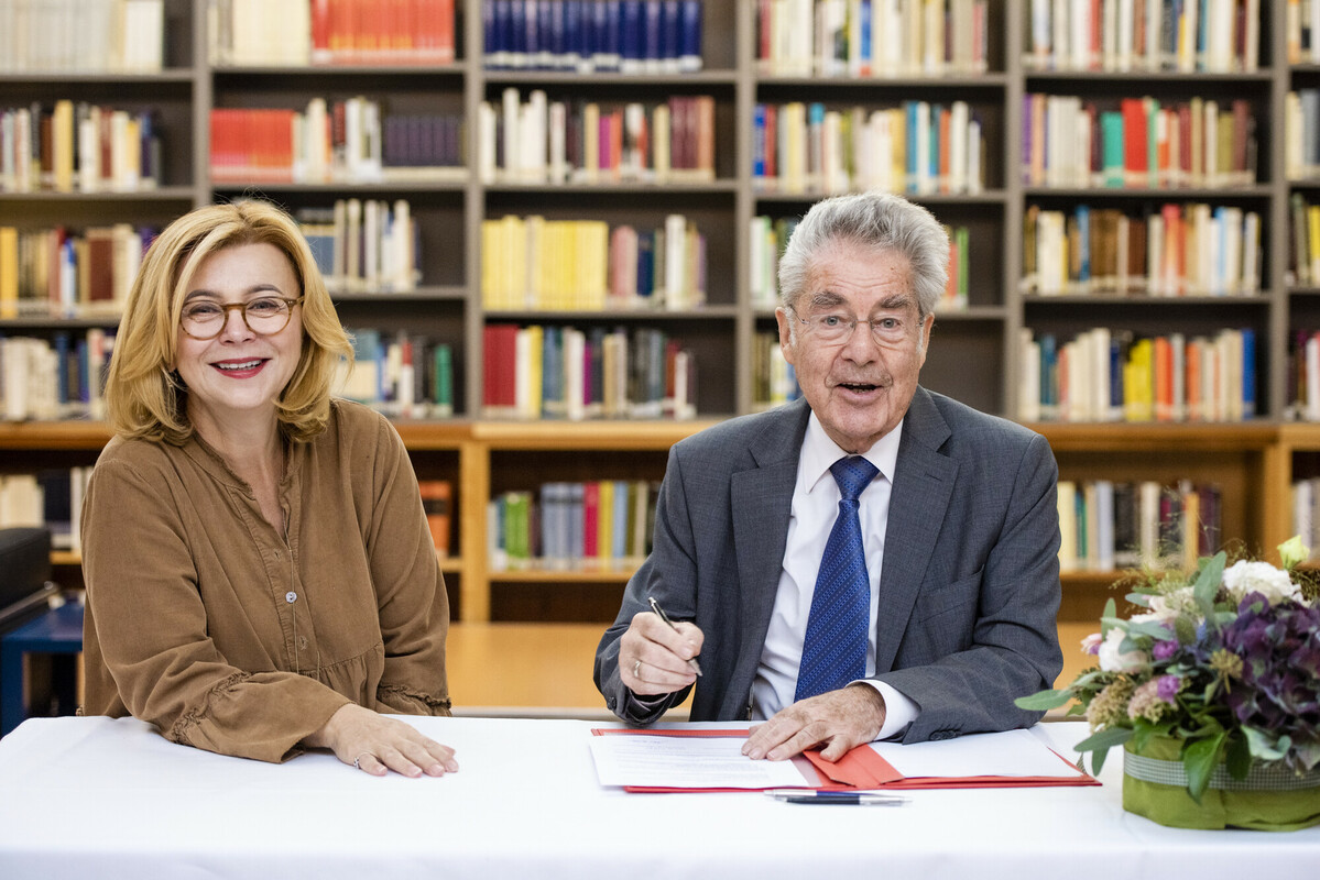 The ambassador and president Fischer sign the agreement