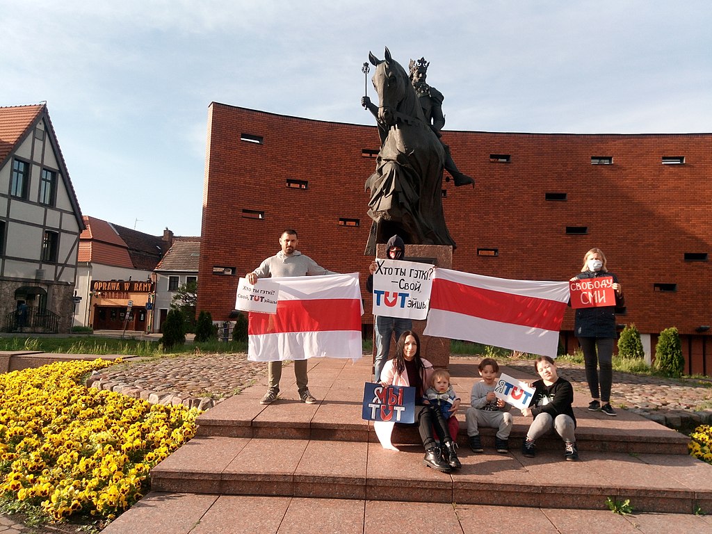 Protest in memory of activist Witold Ashurak in May 2021. Protesters show the Tut.by logo. Photo by Паўлюк Шапецька via Wikimedia Commons.