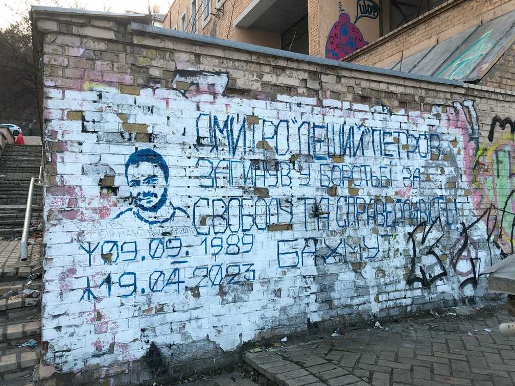 Memorial graffiti for Dmytro Petrov