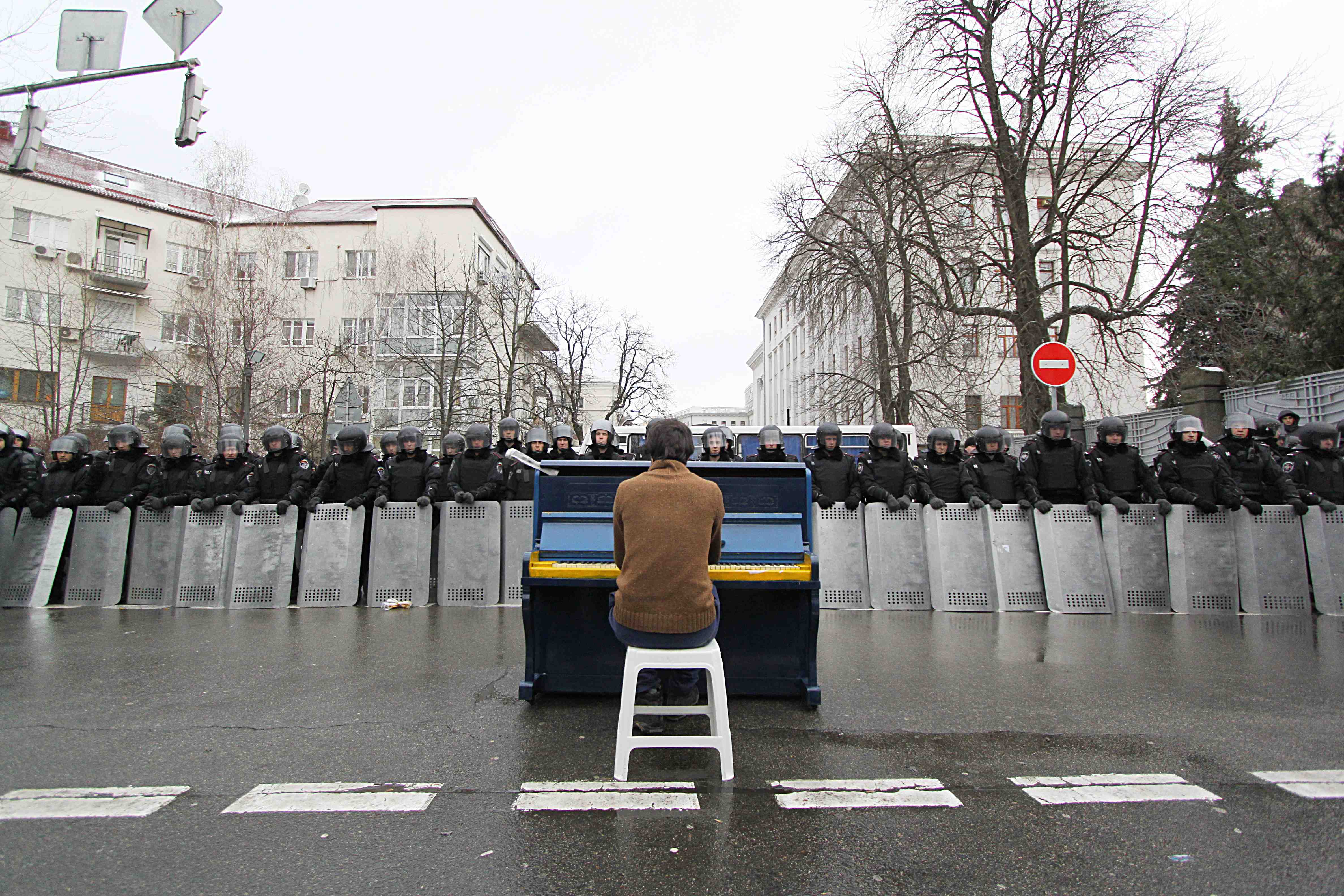 Piano player in front of police force