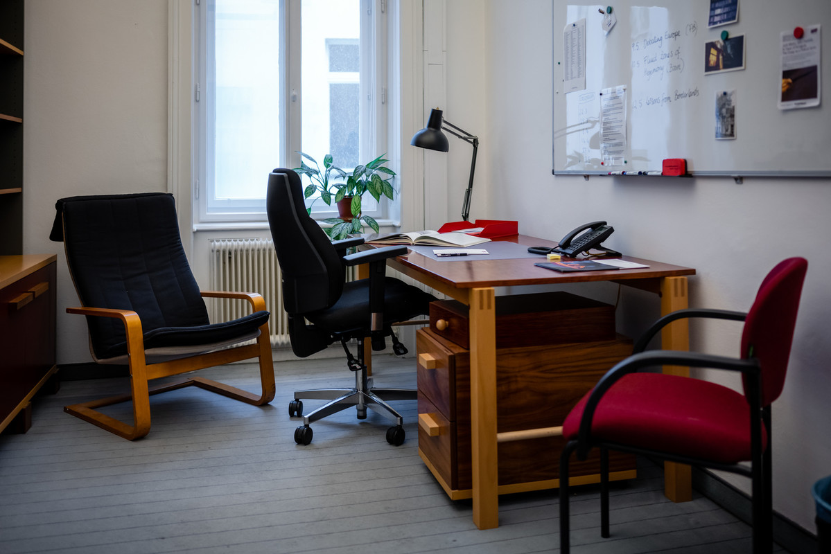 fellows' office at the IWM with desk and chairs
