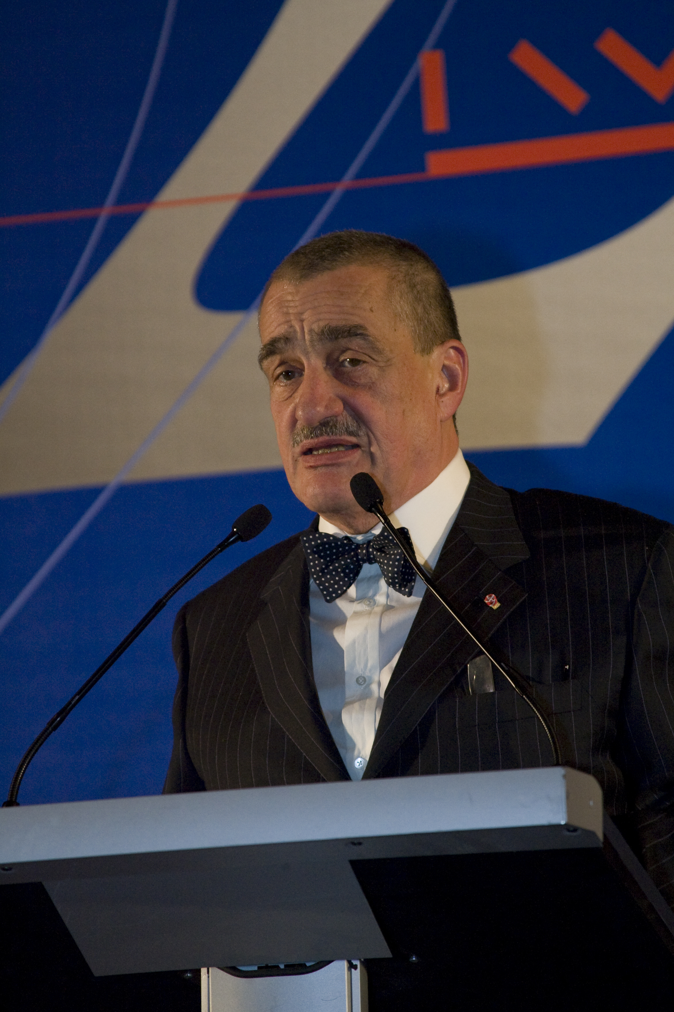 Karel Schwarzenberg im Jahr 2007 bei der Konferenz „Conditions for International Solidarity“ anlässlich der 25-Jahrfeier des IWM