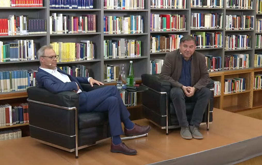 Rainer Münz and Ivan Krastev sitting in the IWM library