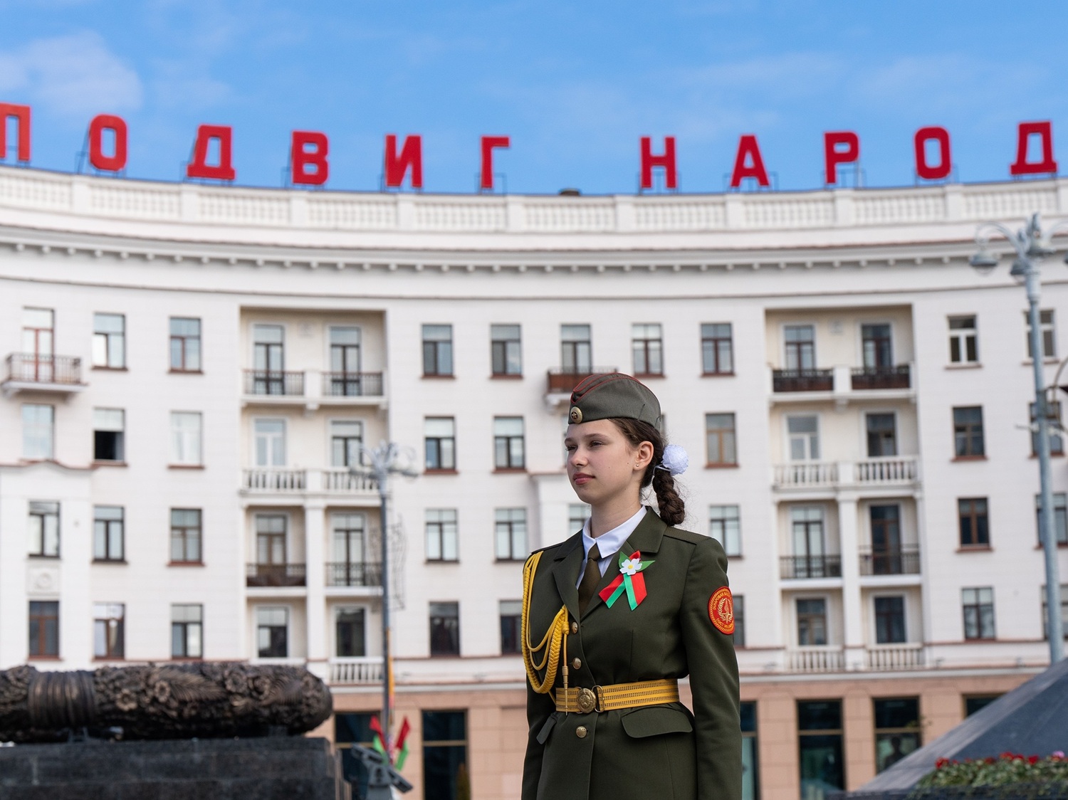Ein Mädchen in belarussischer Militäruniform am Tag der Volkseinheit auf dem Siegesplatz in Minsk 