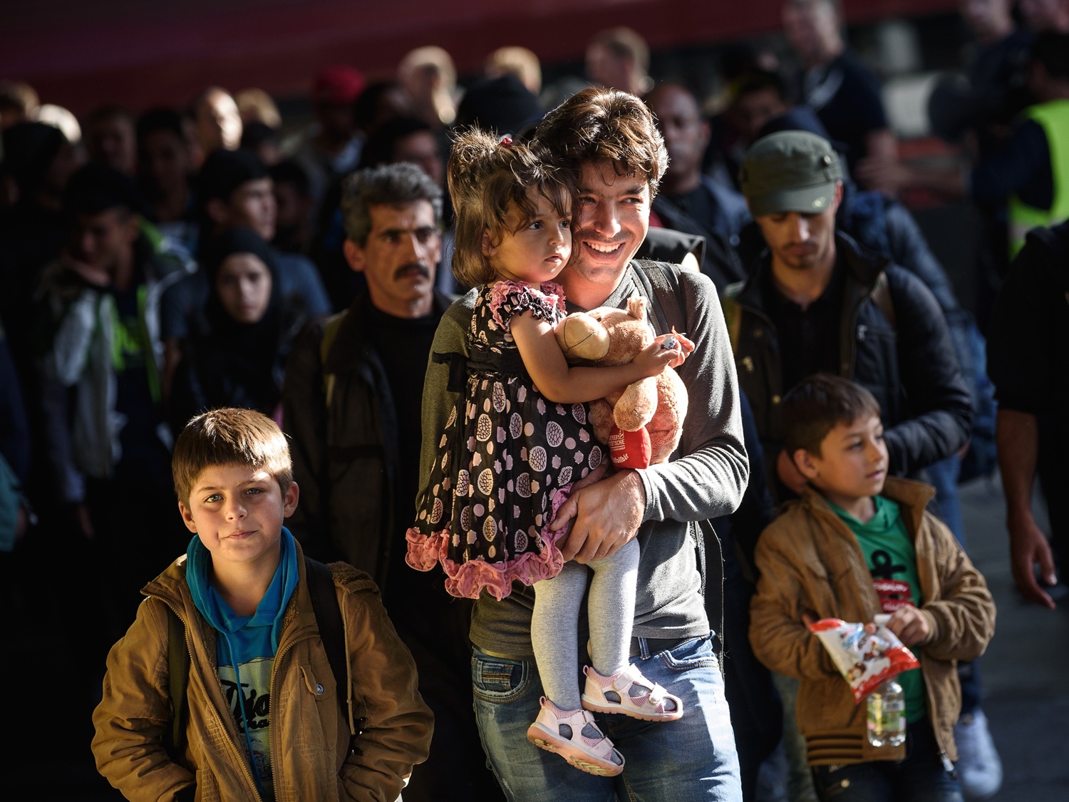 Eine Familie von Geflüchteten, gerade mit dem Zug am Hauptbahnhof in München angekommen