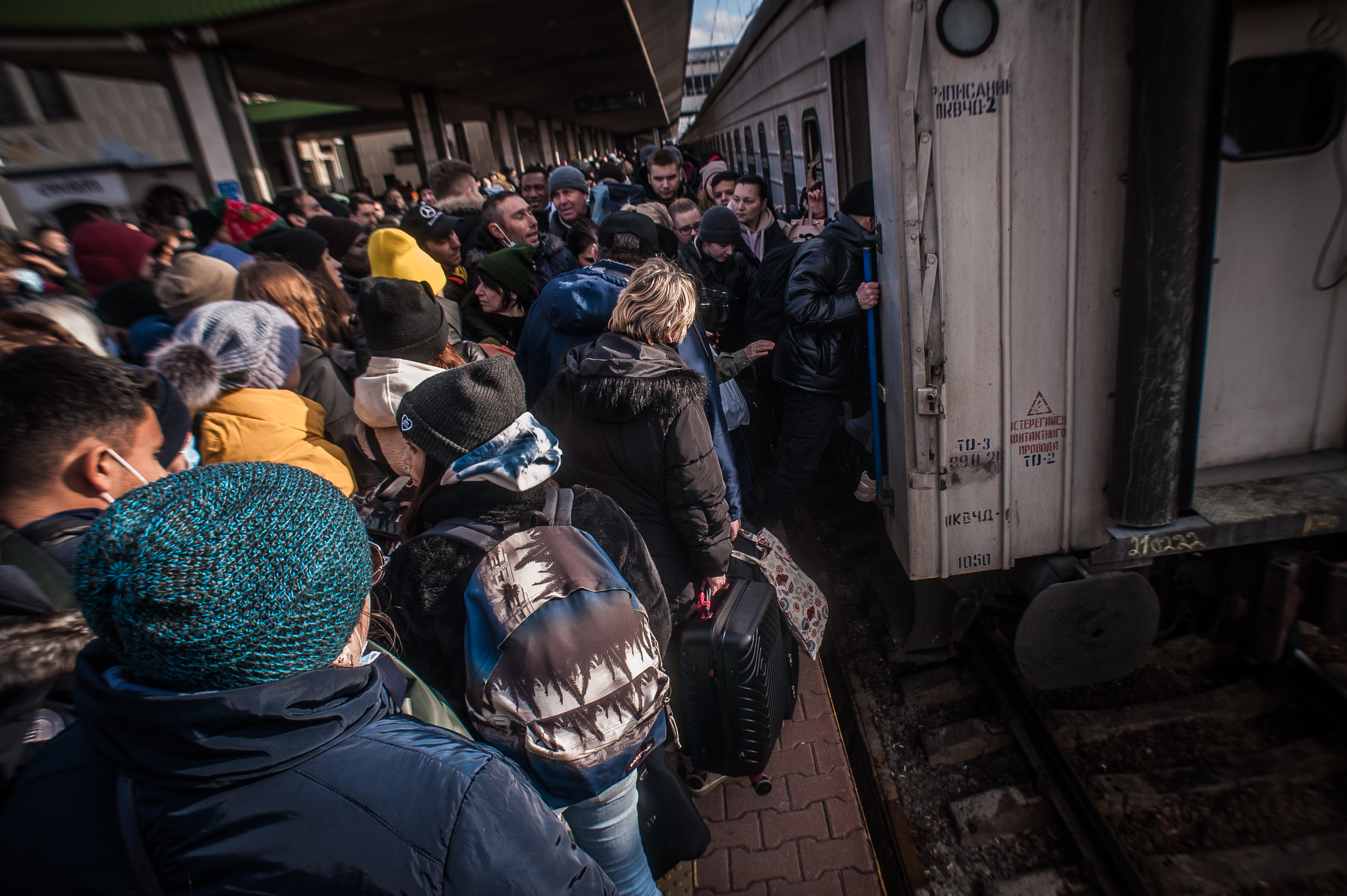 Kyiv citizens try to evacuate by a train to western Ukraine on a platform at Kyiv Central Railway Station, on February 26. Credit: Alina Smutko