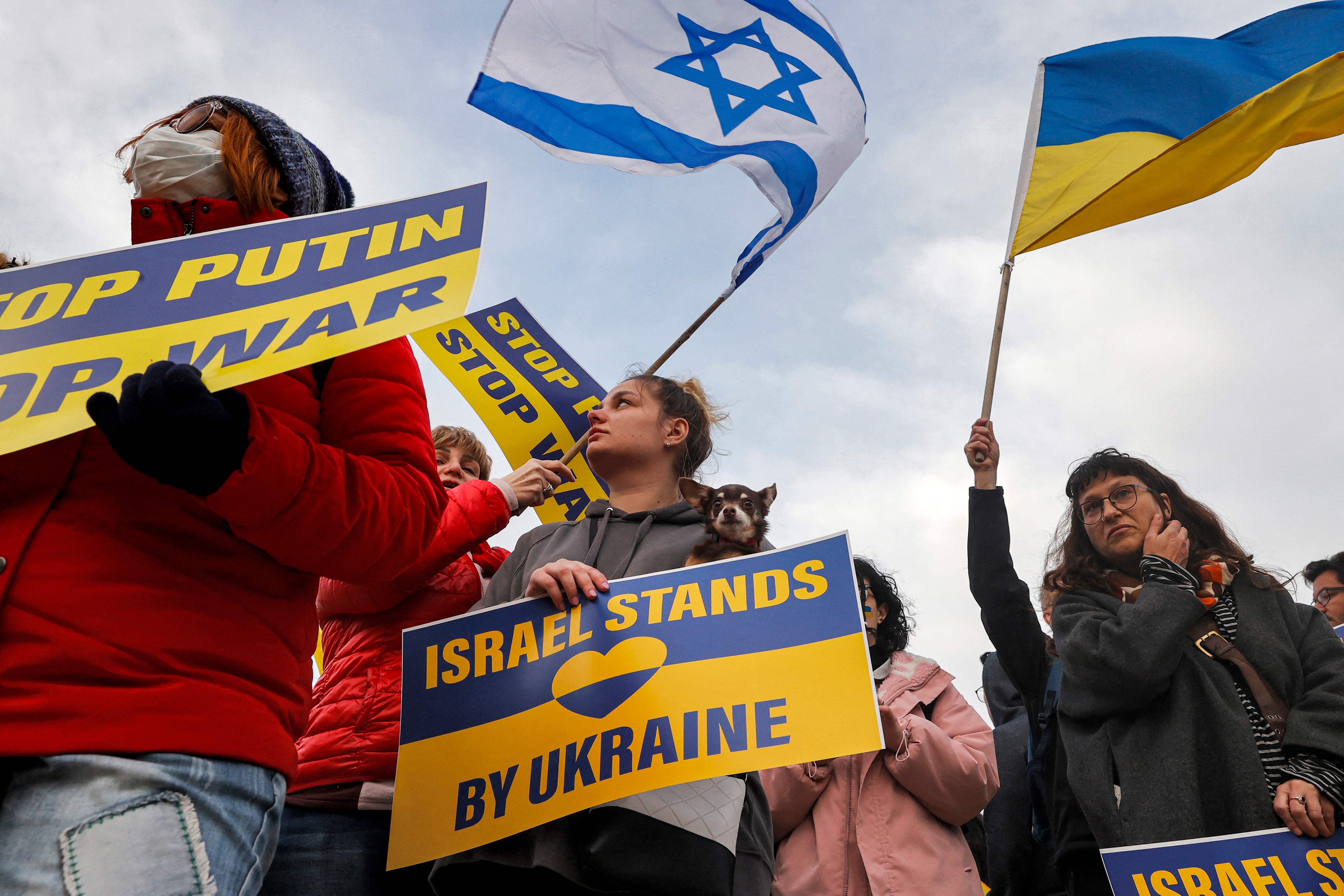 Demonstrators wave flags of Israel and Ukraine during a protest against Russia’s invasion of Ukraine and ahead of a televised address by the Ukrainian president in Tel Aviv on March 20, 2022. Photo: JACK GUEZ / AFP / picturedesk.com