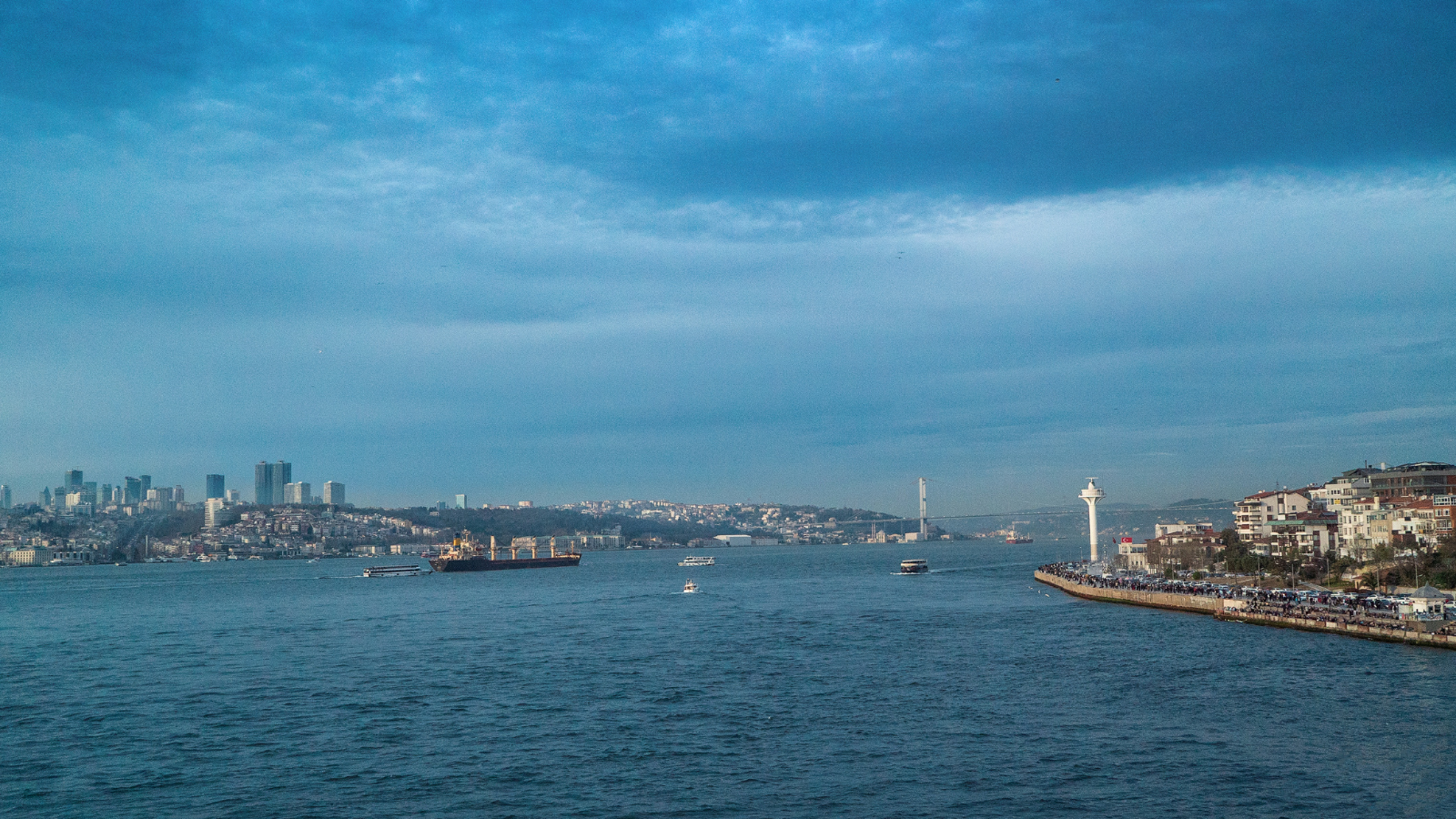 Blick auf die Asien und Europa verbindende Bosporus-Brücke in Istanbul
