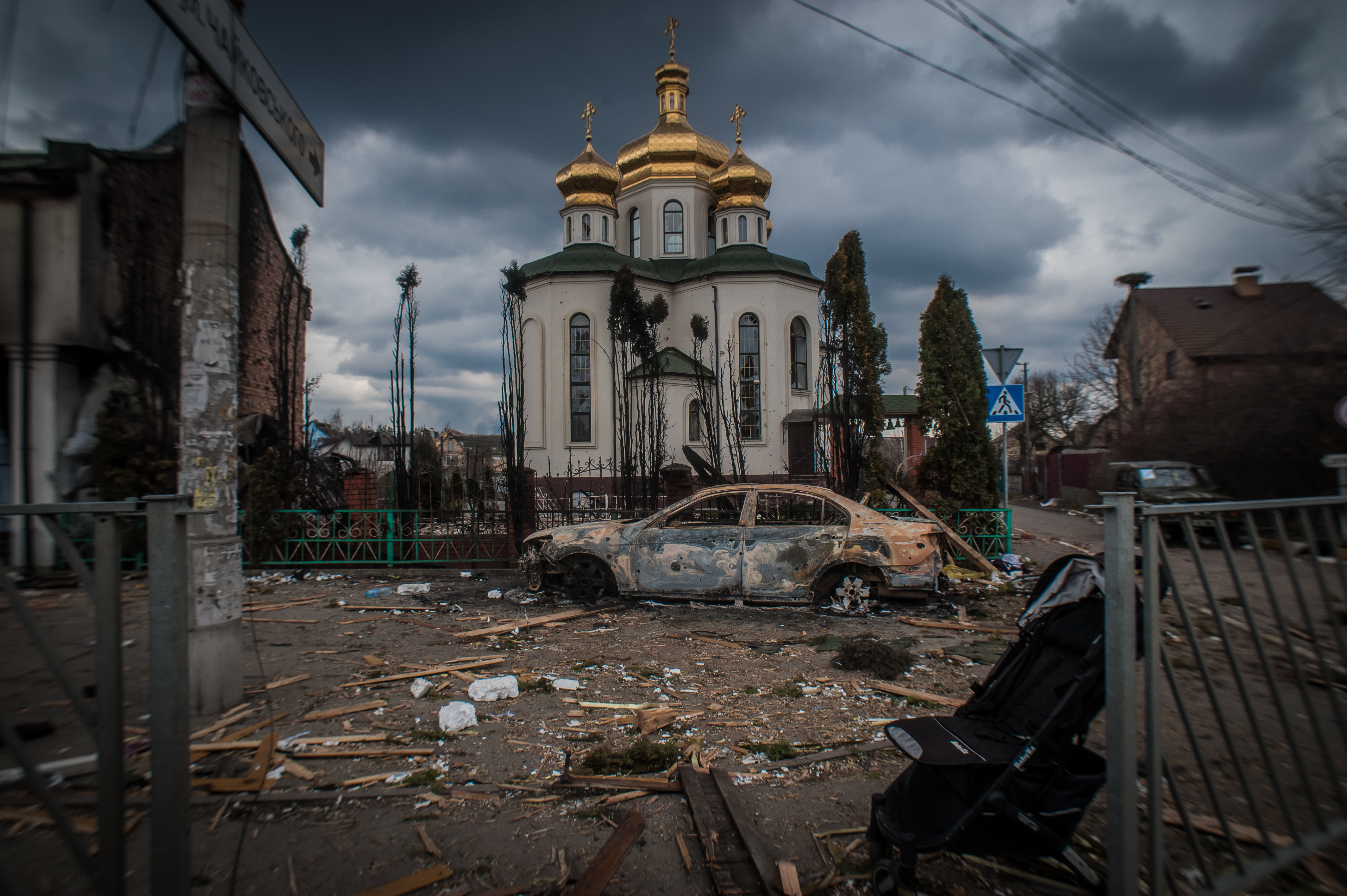 Eine niedergebrannte Kirche bei der Ausfahrt aus Irpin, einer Stadt nahe Kyjiw, die im Frühjahr von der russischen Armee besetzt wurde (9. März 2022) Credit: Alina Smutko