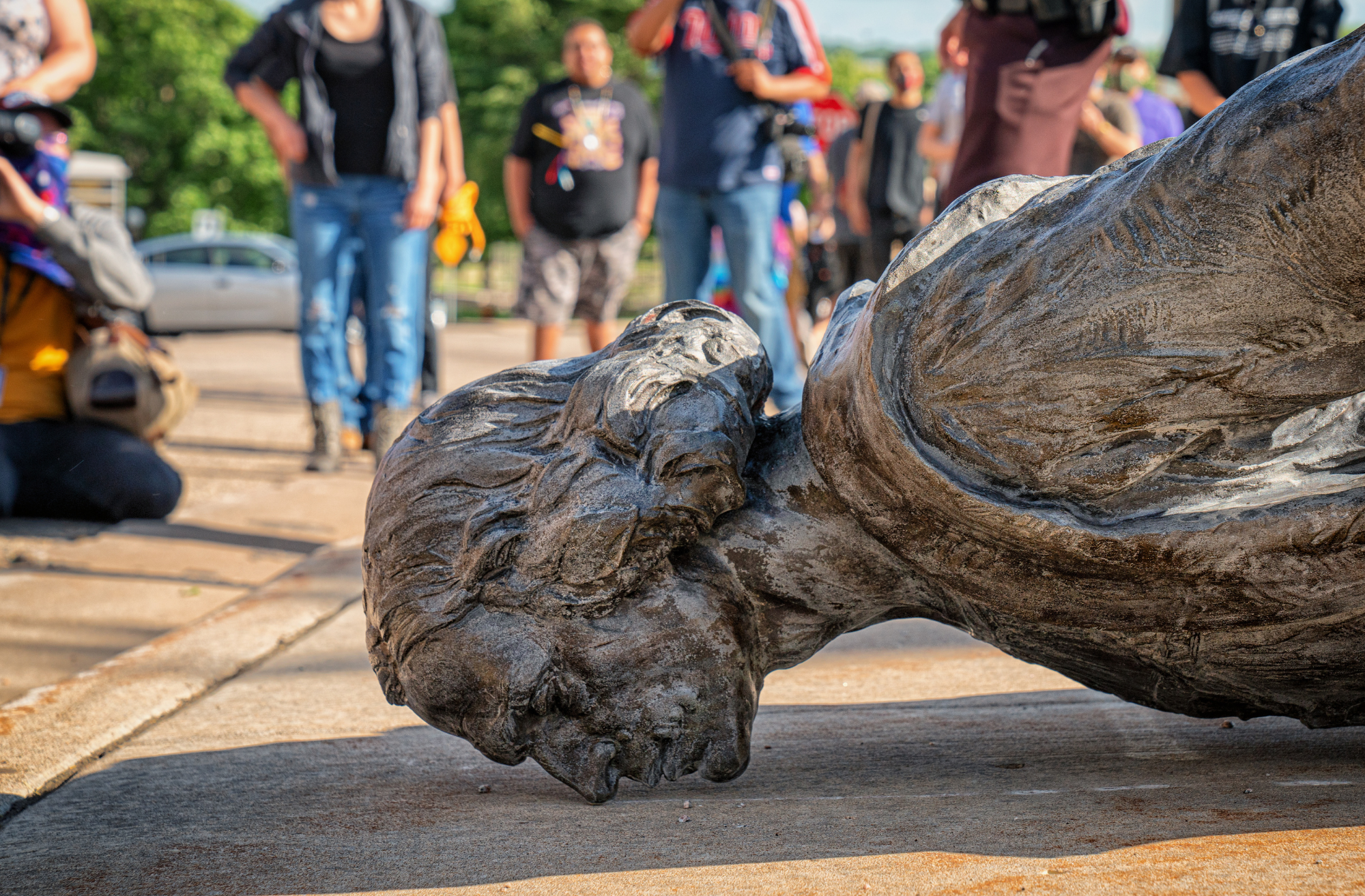 Die Christoph-Columbus-Statue vor dem Minnesota State Capitol in St. Paul, Minnesota, nachdem eine von Mitgliedern des American Indian Movement angeführte Gruppe sie am 10. Juni 2020 zu Fall gebracht hatte.