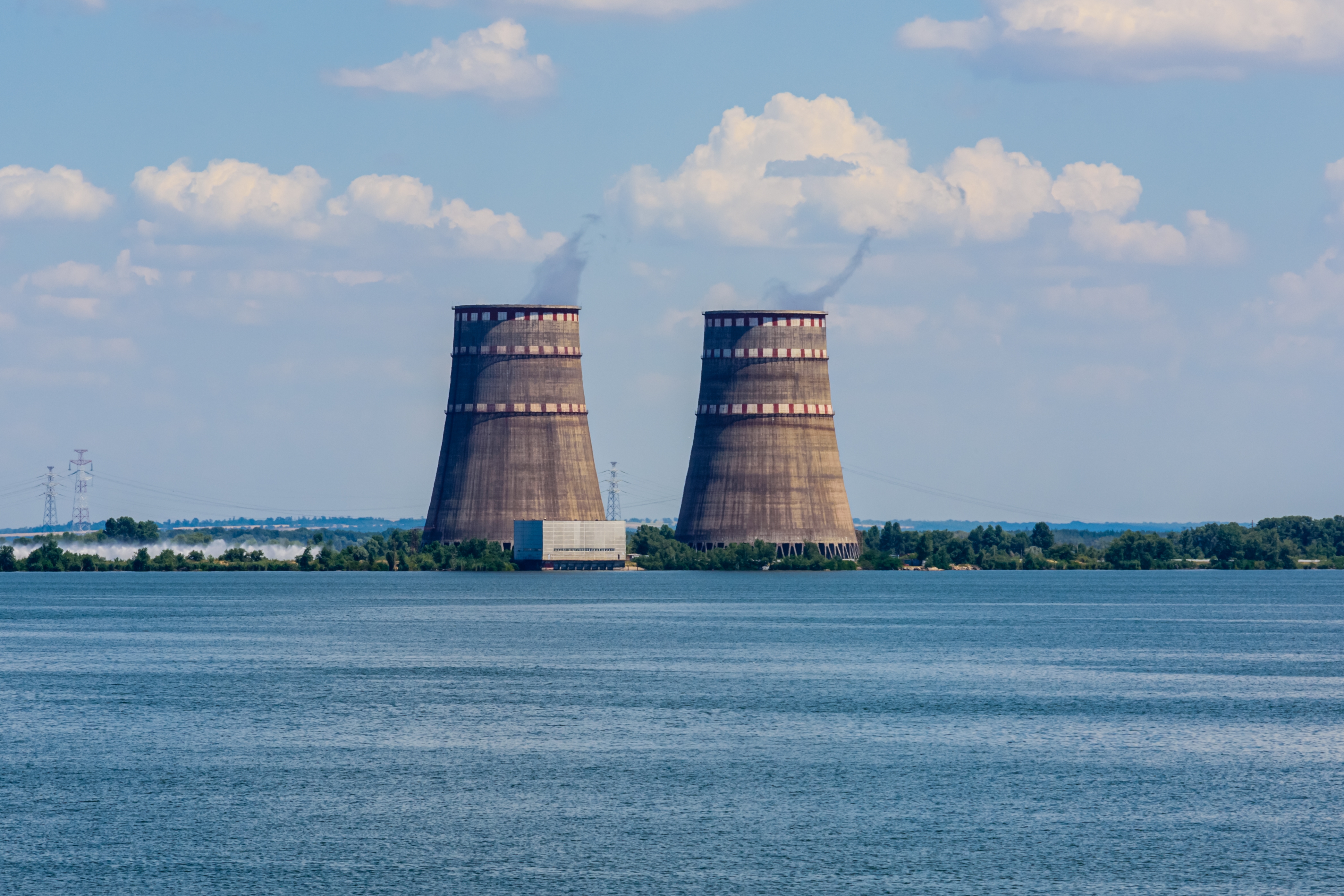 Kühltürme des Kernkraftwerks Zaporizhzhia in der Nähe von Enerhodar, Ukraine. Photo: Ihor Bondarenko / shutterstock.com