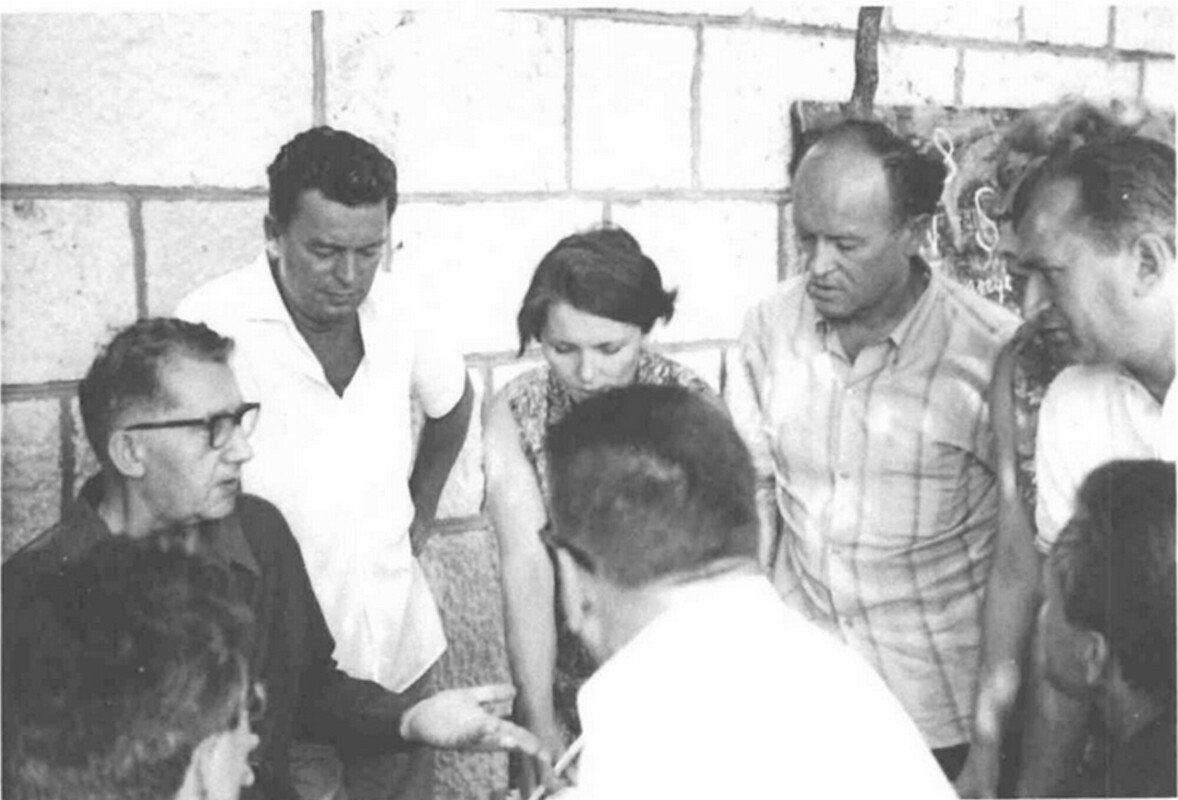 Discussion during a break at the Korčula summer school in front of the Cultural Centre. From the left: Rudi Supek, Milan Kangrga, secretary Đurđa Purić, Mihailo Marković, Danko Grlić (turned with his back), to the very right unidentified