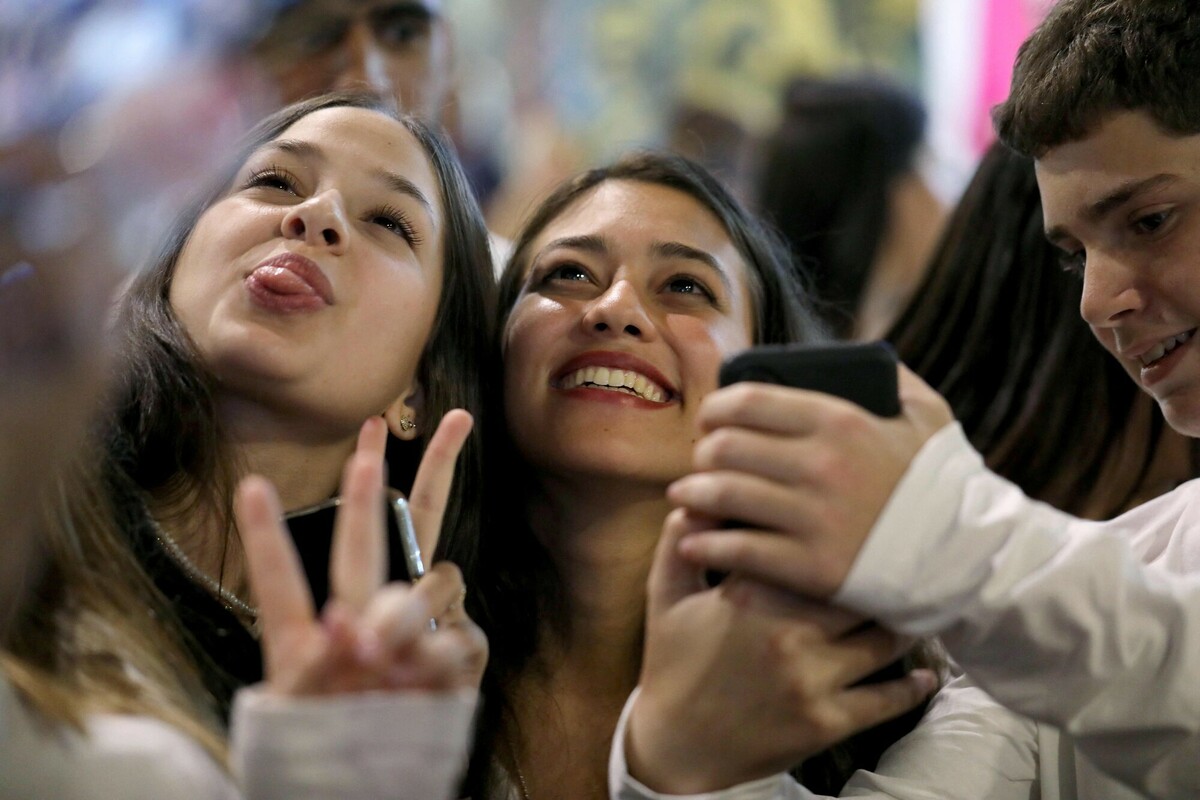 Israeli social media star and leader of the Youth on Fire movement Hadar Muchtar, meets people at the Mahane Yehuda Market in Jerusalem in the course of her campaign for the September 2022 parliamentary elections