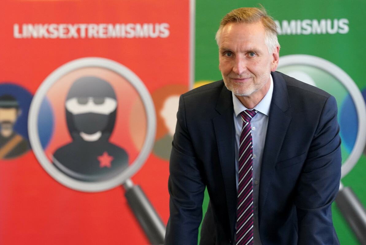 Der Leiter des Landesamtes für Verfassungsschutz Hamburg steht vor Plakaten mit der Aufschrift "Islamismus" und "Linksextremismus" nach einer Pressekonferenz zur Vorstellung des neuen Verfassungsschutzberichts