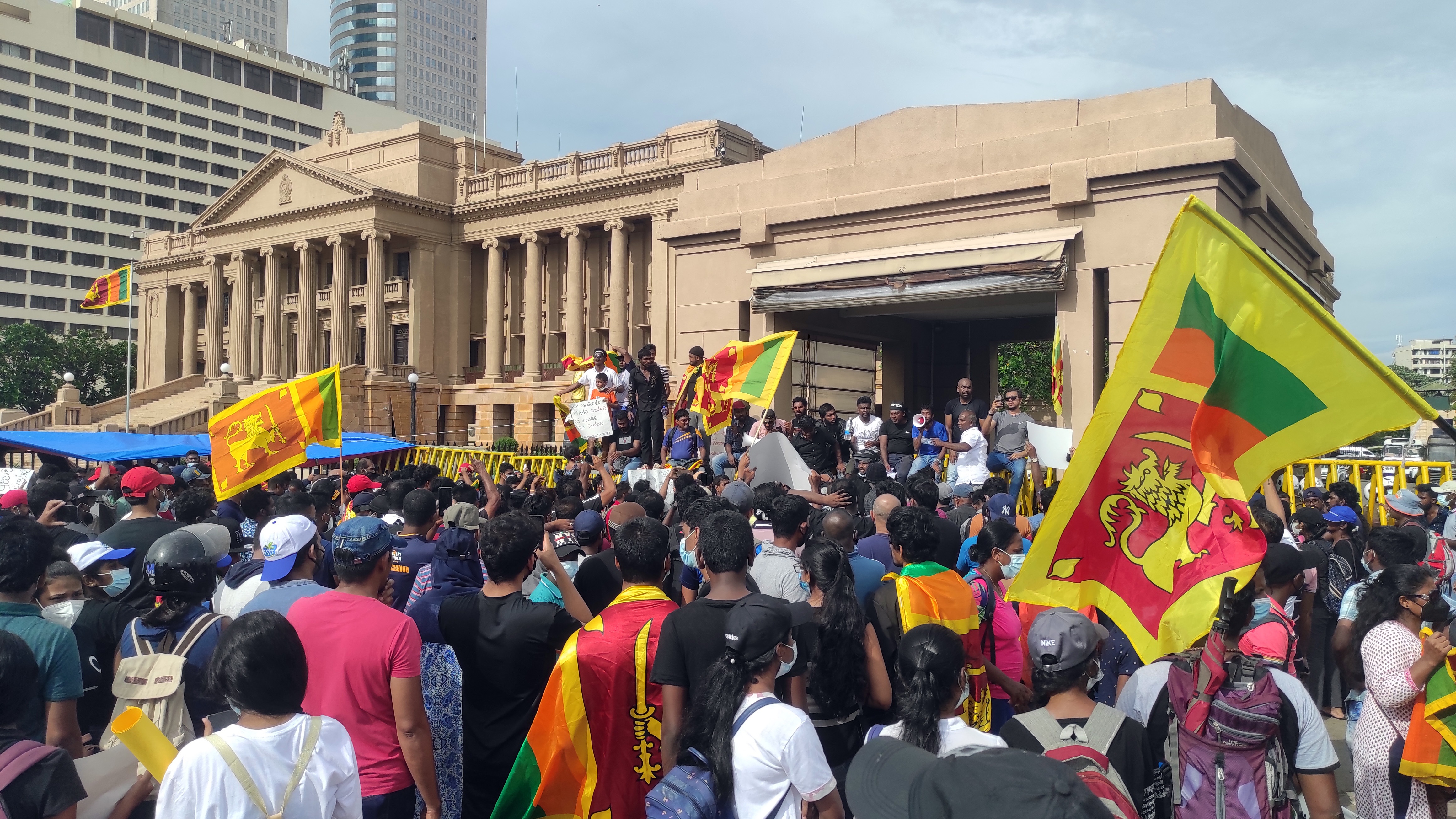 Anti-government protest in Sri Lanka on April, 13, 2022 in front of the Presidential Secretariat.  Credits: AntanO/ CC BY-SA 4.0 / commons.wikimedia.org