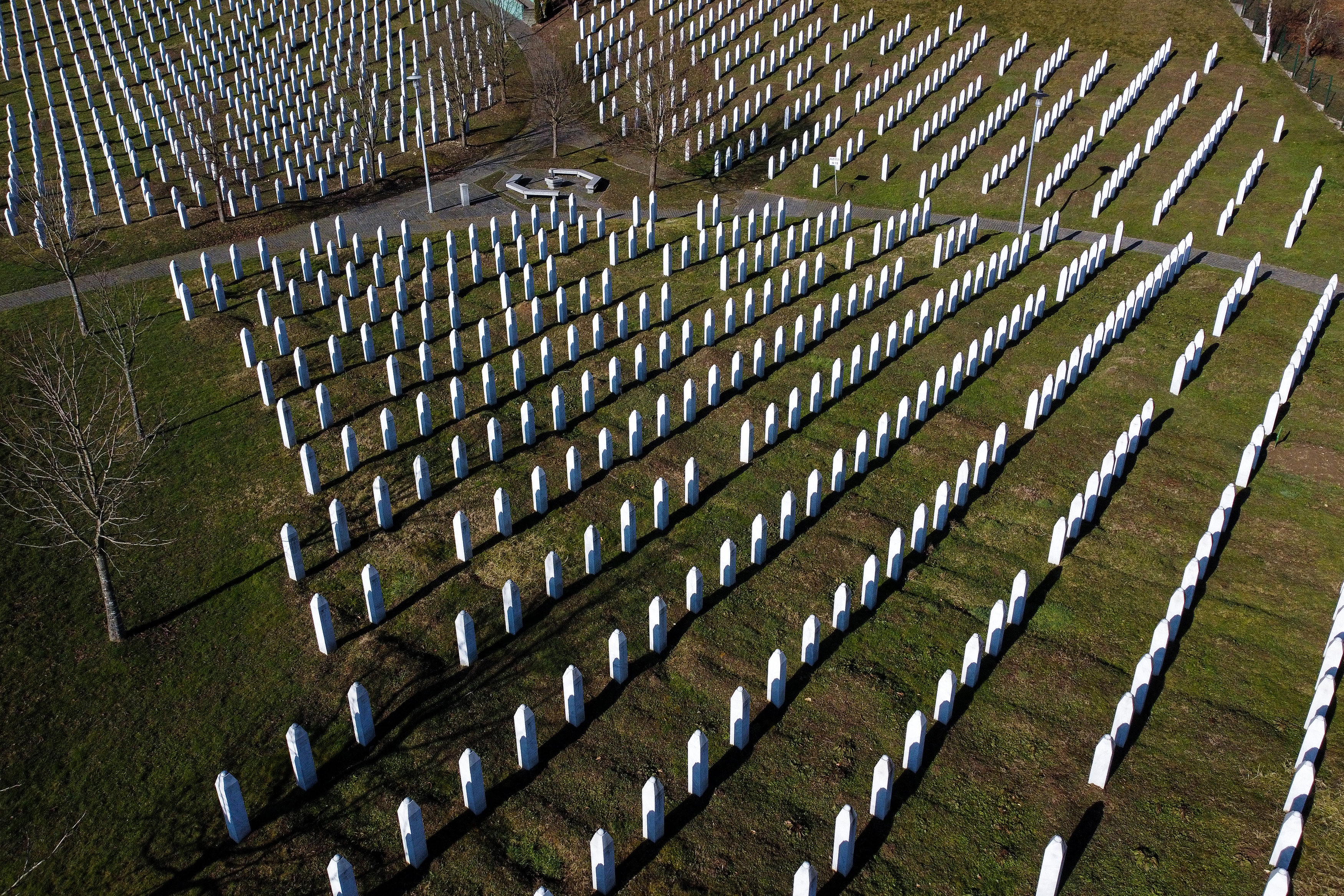 Luftaufnahme der V.lkermord-Gedenkst.tte Srebrenica in Potocari, Bosnien und Herzegowina, 22. Februar 2012.