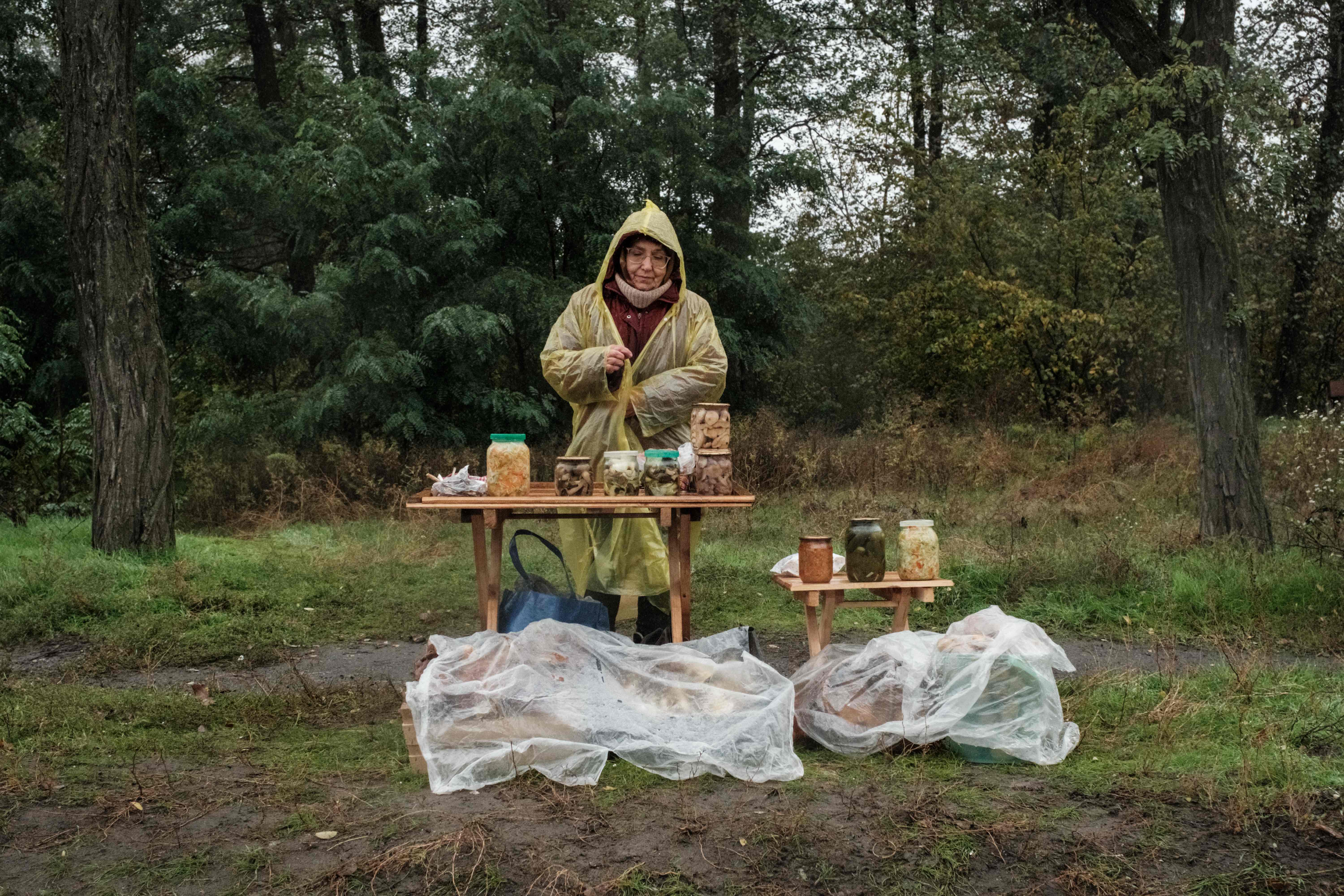 Nadezhda, 62, sells fresh and preserved mushrooms at a roadside as she and her son collect them in the woods carefully not stepping on mines in Izyum, a recently recaptured town in the Kharkiv region, on October 10, 2022, amid the Russian invasion of Ukraine.  Photo: YASUYOSHI CHIBA / AFP / picturedesk.com