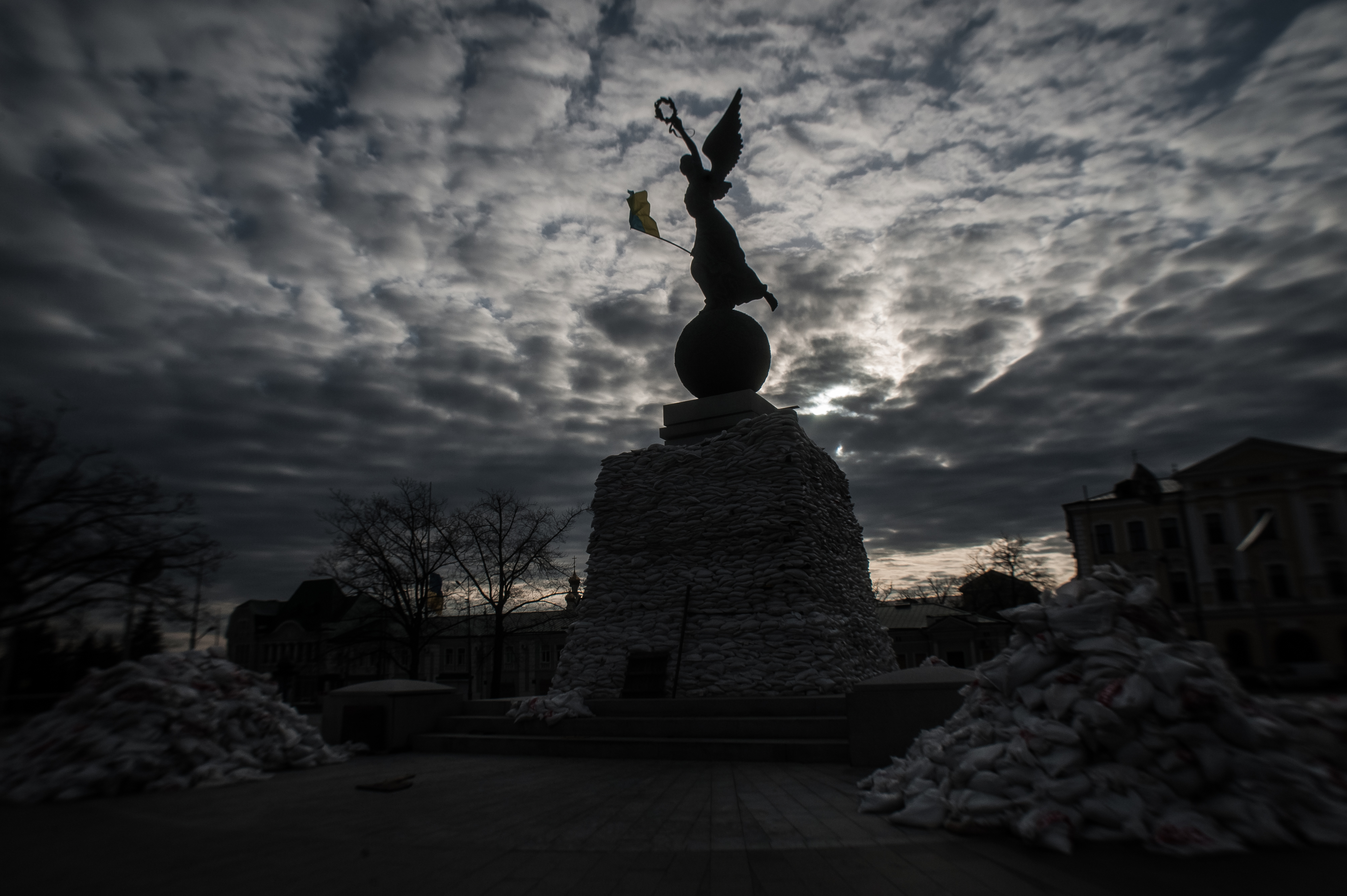 “Nika,” the Monument to Independence “Flying Ukraine,” in the center of Kharkiv, which locals covered with sandbags to keep it from ringing during airstrikes (March 27). Photo: Alina Smutko