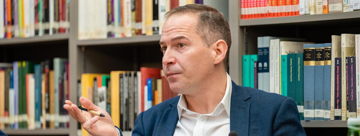 Péter Krekó in the IWM library