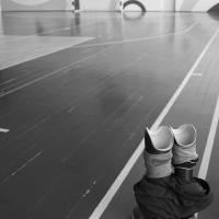 Photo of leg prostheses in the sports hall