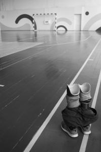 Photo of leg prostheses in the sports hall